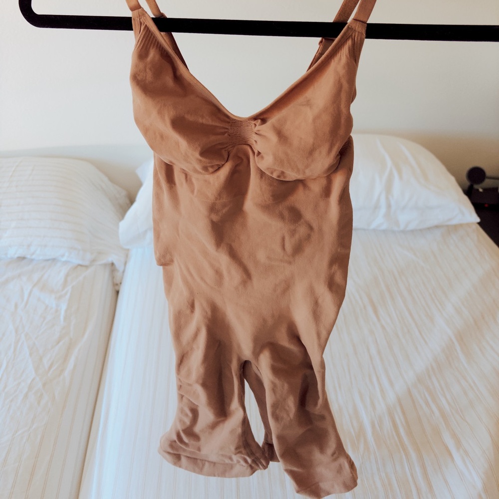 SEAMLESS SCULPT MID THIGH BODYSUIT SKIMS